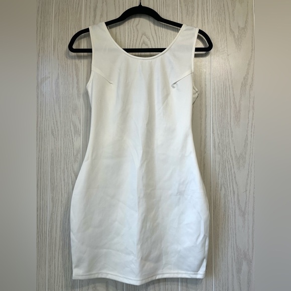 Tobi Scoop Back Embroidered Bodycon Dress Size Medium EUC - Picture 3 of 3